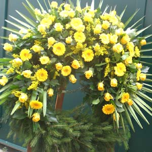 Das Blümchen - Blumen und Mehr: Blumen, Topfpflanzen, Geschenkartikel, Duftkerzen, Raumdüfte, dekorierte Blumenstöcke: Trauer-Binderei großer gelber Kranz