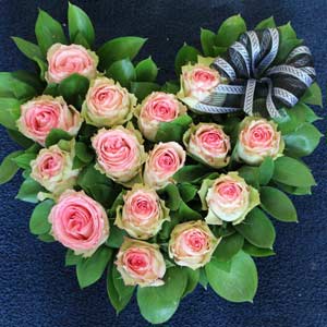 Das Blümchen - Blumen und Mehr: Blumen, Topfpflanzen, Geschenkartikel, Duftkerzen, Raumdüfte, dekorierte Blumenstöcke: saisonale Gestecke Allerheiligen Rosenherz