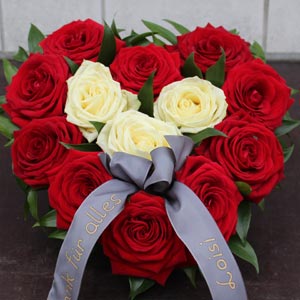 Das Blümchen - Blumen und Mehr: Blumen, Topfpflanzen, Geschenkartikel, Duftkerzen, Raumdüfte, dekorierte Blumenstöcke: Floristik zu Allerheiligen Herz aus roten und weißen Rosen