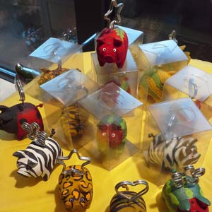 Das Blümchen - Blumen und Mehr: Blumen, Topfpflanzen, Geschenkartikel, Duftkerzen, Raumdüfte, dekorierte Blumenstöcke: Geschenk-Ideen bunte Schweinchen Fotohalter