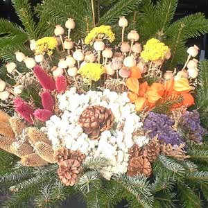 Das Blümchen - Blumen und Mehr: Blumen, Topfpflanzen, Geschenkartikel, Duftkerzen, Raumdüfte, dekorierte Blumenstöcke: saisonale Floristik Allerheiligen Gesteck