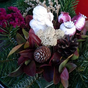 Das Blümchen - Blumen und Mehr: Blumen, Topfpflanzen, Geschenkartikel, Duftkerzen, Raumdüfte, dekorierte Blumenstöcke: Allerheiligen Gesteck mit Engerl