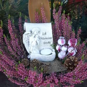 Das Blümchen - Blumen und Mehr: Blumen, Topfpflanzen, Geschenkartikel, Duftkerzen, Raumdüfte, dekorierte Blumenstöcke: Allerheiligen Gesteck mit Engerl und Inschrift