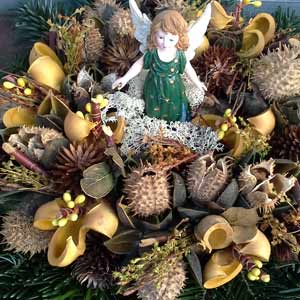 Das Blümchen - Blumen und Mehr: Blumen, Topfpflanzen, Geschenkartikel, Duftkerzen, Raumdüfte, dekorierte Blumenstöcke: Allerheiligen Gesteck mit grünem Engerl