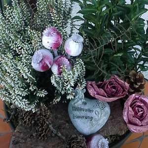 Das Blümchen - Blumen und Mehr: Blumen, Topfpflanzen, Geschenkartikel, Duftkerzen, Raumdüfte, dekorierte Blumenstöcke: Floristik zu Allerheiligen Gesteck mit Inschrift