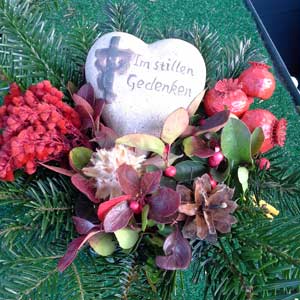 Das Blümchen - Blumen und Mehr: Blumen, Topfpflanzen, Geschenkartikel, Duftkerzen, Raumdüfte, dekorierte Blumenstöcke: Allerheiligen stilvolles Gesteck mit Stein und Inschrift