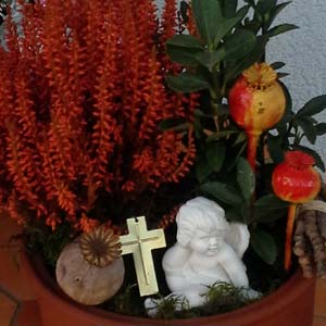 Das Blümchen - Blumen und Mehr: Blumen, Topfpflanzen, Geschenkartikel, Duftkerzen, Raumdüfte, dekorierte Blumenstöcke: Allerheiligen-Gesteck mit Engerl