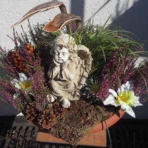 Das Blümchen - Blumen und Mehr: Blumen, Topfpflanzen, Geschenkartikel, Duftkerzen, Raumdüfte, dekorierte Blumenstöcke: Allerheiligen stilvolles Gesteck mit Engerl