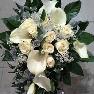 Das Blümchen - Blumen und Mehr: Blumen, Topfpflanzen, Geschenkartikel, Duftkerzen, Raumdüfte, dekorierte Blumenstöcke: Hochzeits-Floristik weißes Rosen-Bouquet