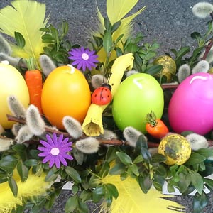 Das Blümchen - Blumen und Mehr: Blumen, Topfpflanzen, Geschenkartikel, Duftkerzen, Raumdüfte, dekorierte Blumenstöcke: saisonale Floristik Ostergesteck mit Kerzen