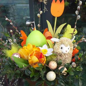 Das Blümchen - Blumen und Mehr: Blumen, Topfpflanzen, Geschenkartikel, Duftkerzen, Raumdüfte, dekorierte Blumenstöcke: Floristik zu Ostern Ostergesteck mit Lämmchen