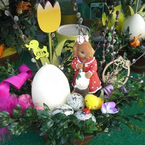 Das Blümchen - Blumen und Mehr: Blumen, Topfpflanzen, Geschenkartikel, Duftkerzen, Raumdüfte, dekorierte Blumenstöcke: Floristik zu Ostern Gesteck mit Kerze