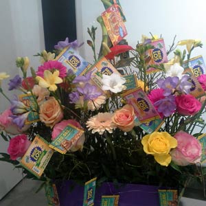 Das Blümchen - Blumen und Mehr: Blumen, Topfpflanzen, Geschenkartikel, Duftkerzen, Raumdüfte, dekorierte Blumenstöcke: Spezialanfertigung Strauß mit Brieflosen