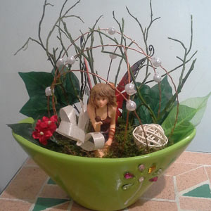 Das Blümchen - Blumen und Mehr: Blumen, Topfpflanzen, Geschenkartikel, Duftkerzen, Raumdüfte, dekorierte Blumenstöcke: dekorative Blumenschale mit Elfen-Figur