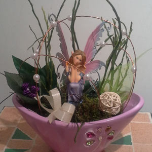 Das Blümchen - Blumen und Mehr: Blumen, Topfpflanzen, Geschenkartikel, Duftkerzen, Raumdüfte, dekorierte Blumenstöcke: dekorativer Blumenstock mit Elfen-Figur