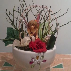 Das Blümchen - Blumen und Mehr: Blumen, Topfpflanzen, Geschenkartikel, Duftkerzen, Raumdüfte, dekorierte Blumenstöcke: saisonale Floristik dekorierter Blumenstock mit Elfen-Figur