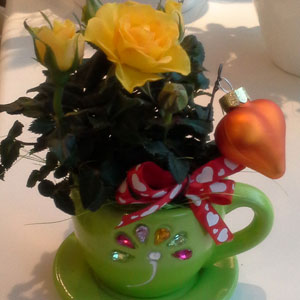 Das Blümchen - Blumen und Mehr: Blumen, Topfpflanzen, Geschenkartikel, Duftkerzen, Raumdüfte, dekorierte Blumenstöcke: dekoriertes gelbes Rosenstöckchen