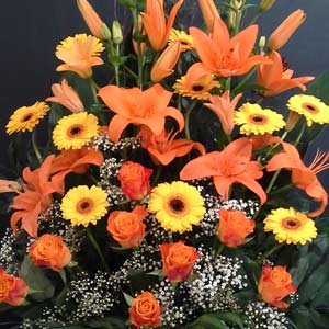 Das Blümchen - Blumen und Mehr: Blumen, Topfpflanzen, Geschenkartikel, Duftkerzen, Raumdüfte, dekorierte Blumenstöcke: Trauer-Binderei großer gelb-oranger Strauß