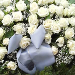 Das Blümchen - Blumen und Mehr: Blumen, Topfpflanzen, Geschenkartikel, Duftkerzen, Raumdüfte, dekorierte Blumenstöcke: Trauer-Floristik weißes Rosengebinde