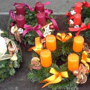 Das Blümchen - Blumen und Mehr: Blumen, Topfpflanzen, Geschenkartikel, Duftkerzen, Raumdüfte, dekorierte Blumenstöcke: Weihnachts-Floristik Adventkräze