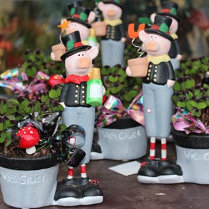 Das Blümchen - Blumen und Mehr: Blumen, Topfpflanzen, Geschenkartikel, Duftkerzen, Raumdüfte, dekorierte Blumenstöcke: saisonale Floristik zu Neujahr Glücksbringer mit Klee