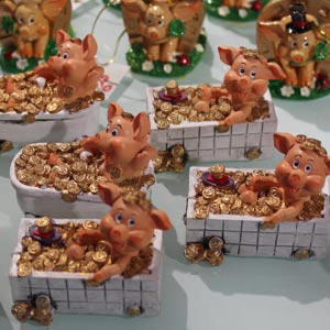 Das Blümchen - Blumen und Mehr: Blumen, Topfpflanzen, Geschenkartikel, Duftkerzen, Raumdüfte, dekorierte Blumenstöcke: Glücksbringer Schweinchen in Badewanne