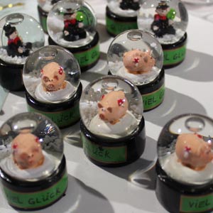 Das Blümchen - Blumen und Mehr: Blumen, Topfpflanzen, Geschenkartikel, Duftkerzen, Raumdüfte, dekorierte Blumenstöcke: Neujahrs-Glücksbringer Schweinchen in Schneekugel