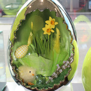 Das Blümchen - Blumen und Mehr: Blumen, Topfpflanzen, Geschenkartikel, Duftkerzen, Raumdüfte, dekorierte Blumenstöcke: Oster-Ideen Porzellanei mit Blume und Küken