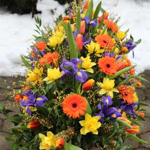 Das Blümchen - Blumen und Mehr: Blumen, Topfpflanzen, Geschenkartikel, Duftkerzen, Raumdüfte, dekorierte Blumenstöcke: Trauer-Floristik buntes Sarggesteck