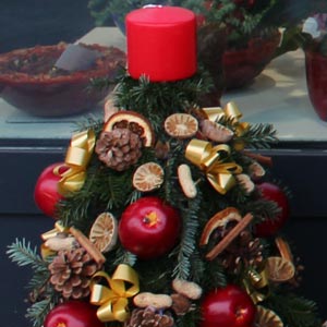 Das Blümchen - Blumen und Mehr: Blumen, Topfpflanzen, Geschenkartikel, Duftkerzen, Raumdüfte, dekorierte Blumenstöcke: Floristik zu Weihnachten Gesteck mit roter Kerze