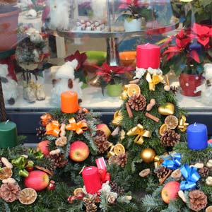 Das Blümchen - Blumen und Mehr: Blumen, Topfpflanzen, Geschenkartikel, Duftkerzen, Raumdüfte, dekorierte Blumenstöcke: Weihnachts-Floristik stimmungsvolle Gestecke