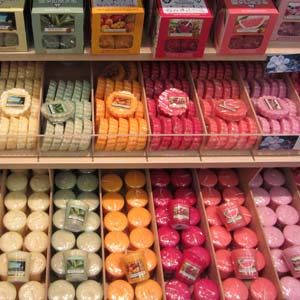 Das Blümchen - Blumen und Mehr: Blumen, Topfpflanzen, Geschenkartikel, Duftkerzen, Raumdüfte, dekorierte Blumenstöcke: Duftkerzen Sortiment